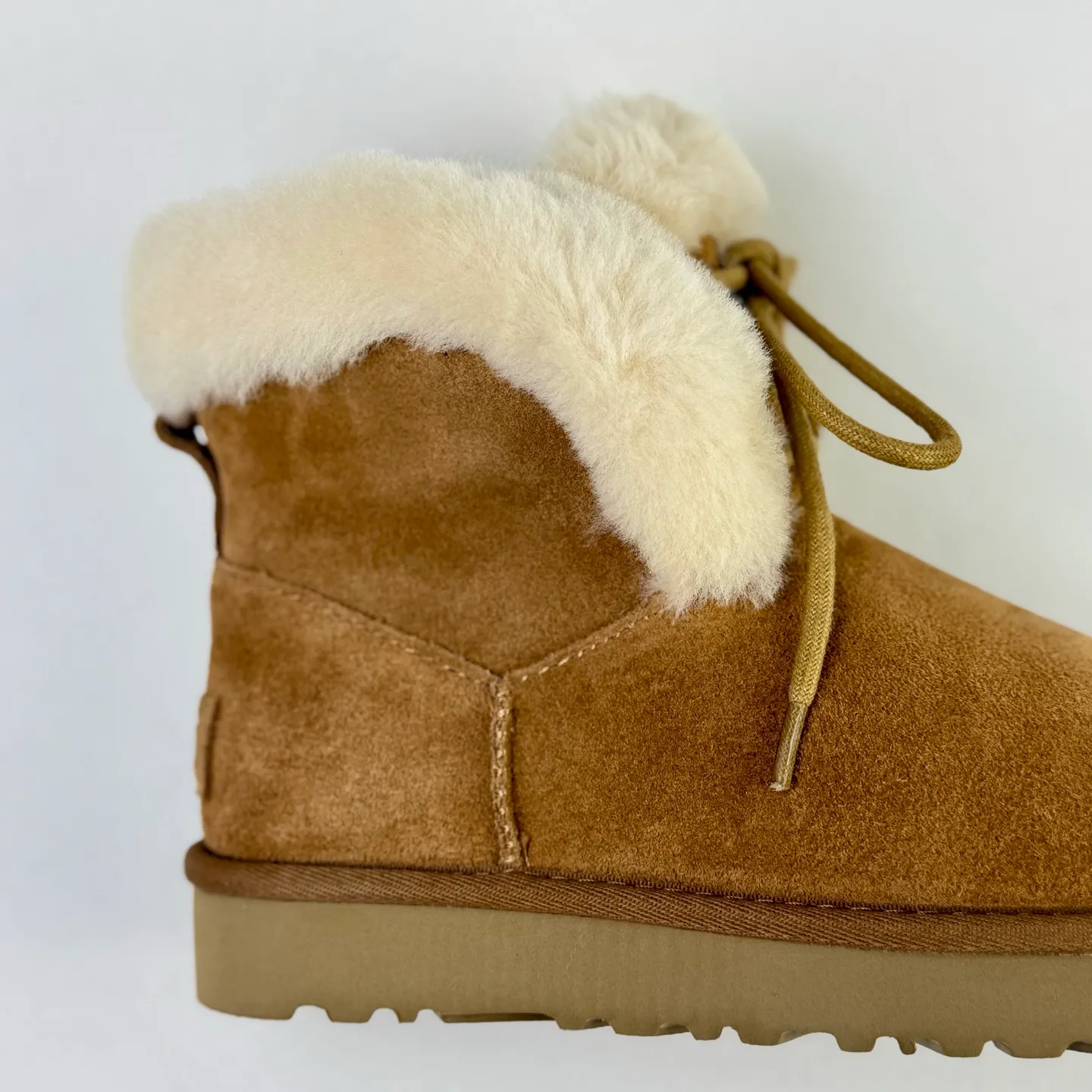 The top version in Guangzhou has arrived. Local 💰600 UGG Classic Novelty comfortable and fashionable snow boots for women. Maroon color has arrived.